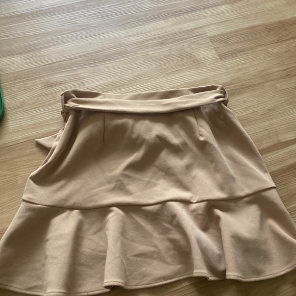 Tan ruffled mini skirt - Picture 2 of 2